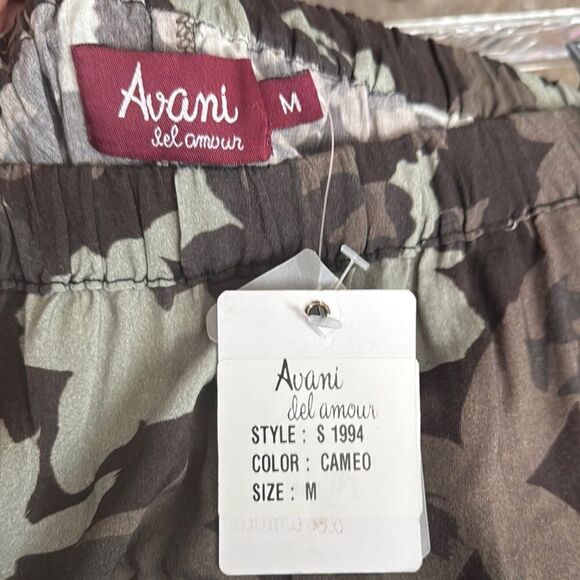 Avani Del Amour Green Camo Print Pants with Relaxed Fit and Floral Embroidery - Picture 6 of 7